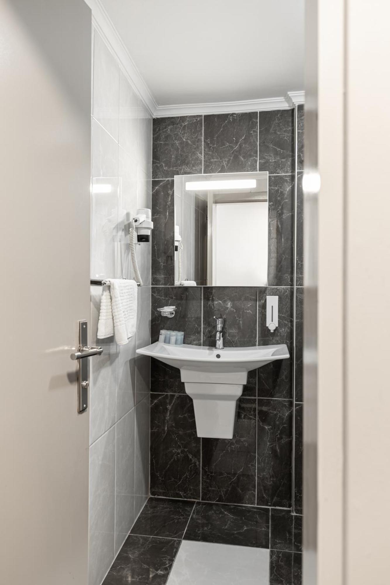 Bursa Loyal City Hotel Екстериор снимка